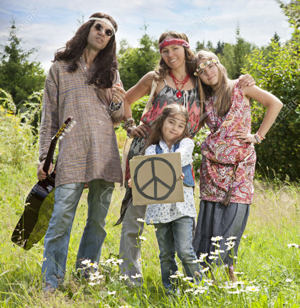 43641614-Ritratto-di-famiglia-hippy-in-piedi-nel-campo-con-il-segno-Pacific--Archivio-Fotografico