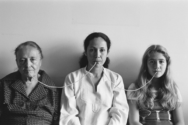 Anna Maria Maiolino Por um Fio [Per un filo] dalla serie Fotopoemação [Foto-poesia-azione], 1976